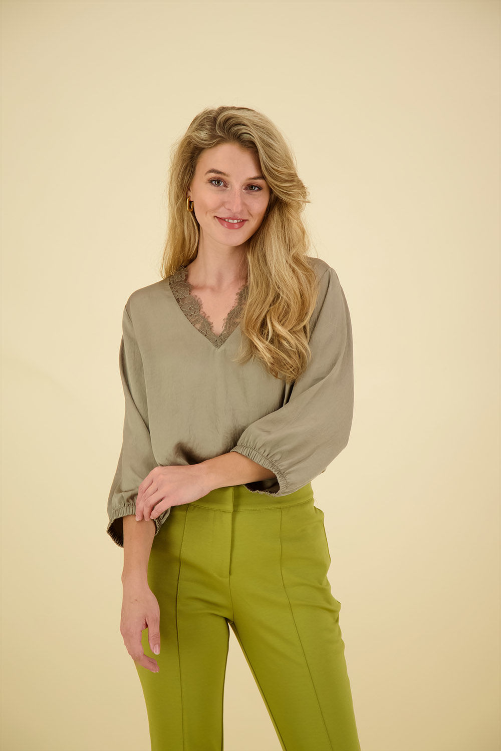Summum Laced v neck top silky touch Bruin