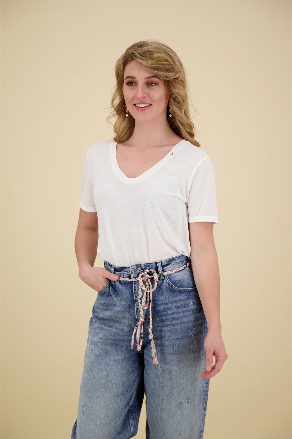 Scotch & Soda Embroidered detail V neck T-shirt Wit
