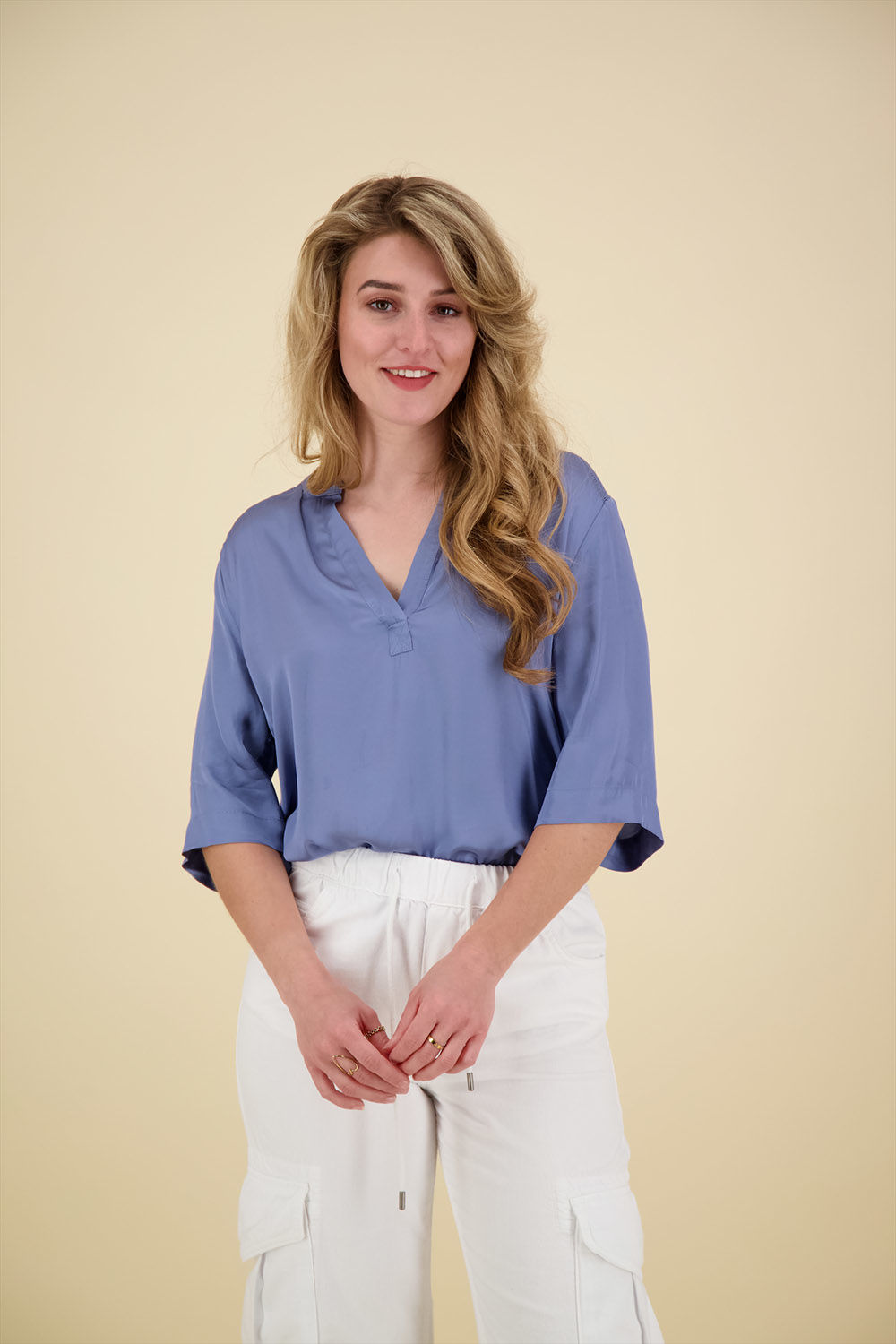 Yaya Satin v-neck top w. smock and Blauw