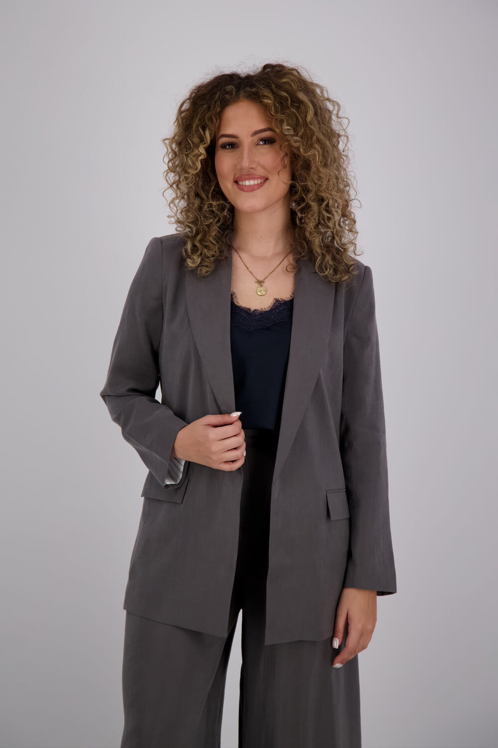 With Black Blazer Maya Grijs