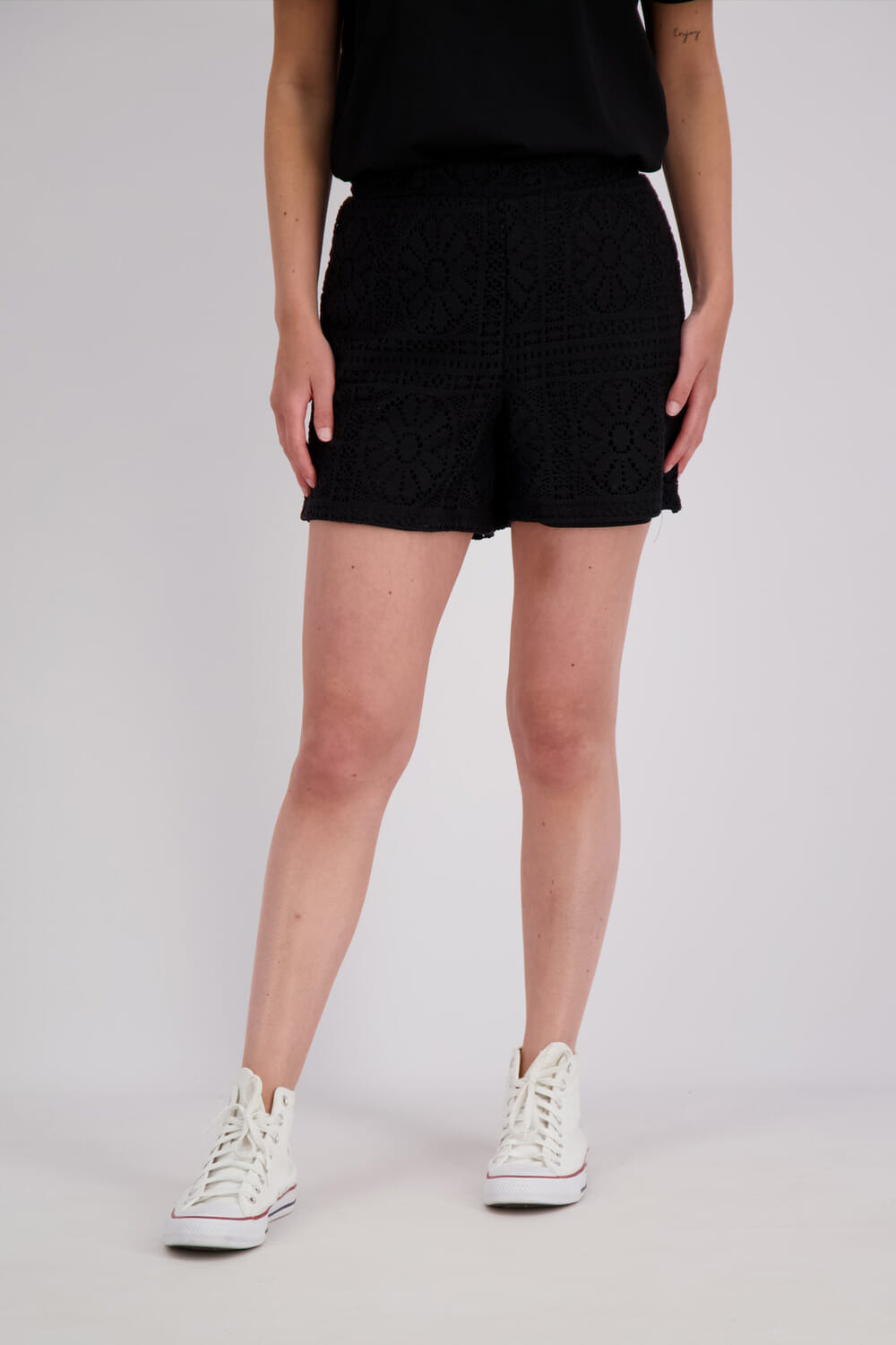 Vila Short Merida Crochet Zwart