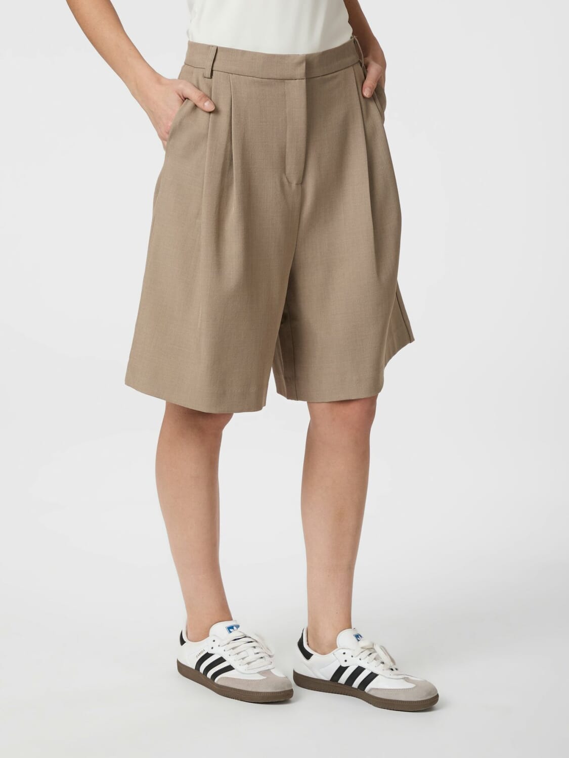 Neo Noir Short Nika Structure Bruin