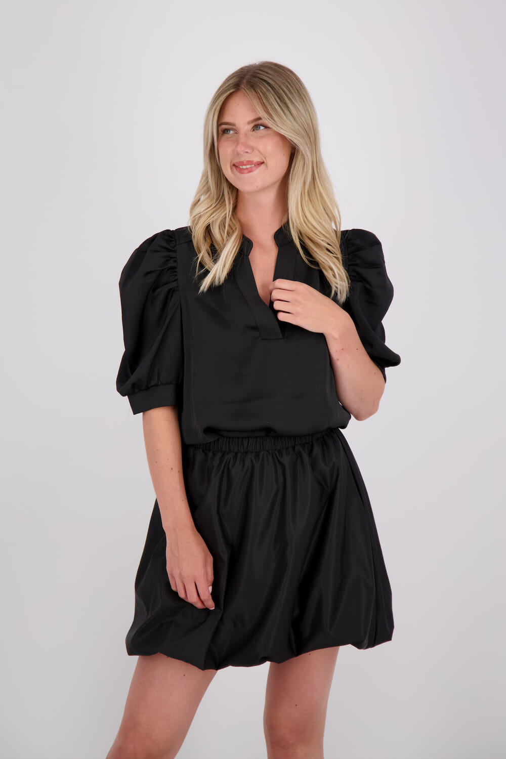 Neo Noir Top Roella Zwart