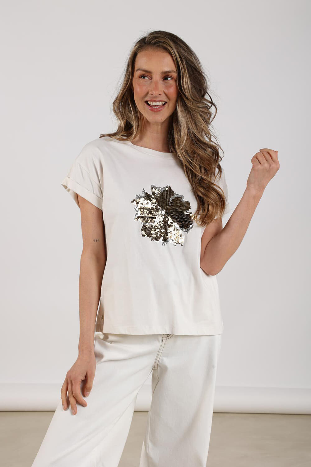 Nukus T-shirt Rimona Paillet Flower Wit
