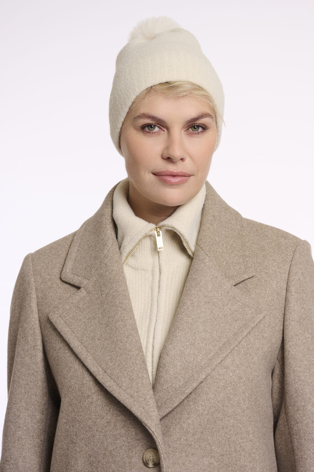 Rino & Pelle Gebreide Muts Martina met Pompon Beige