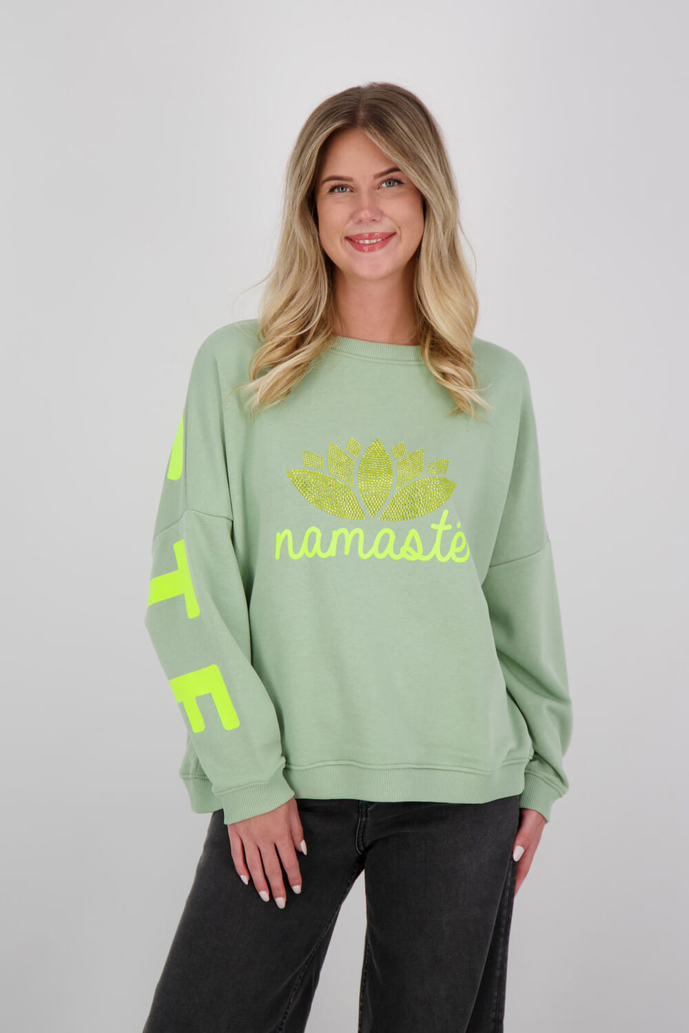 Miss Goodlife Sweater Namasté Double stras almond Groen