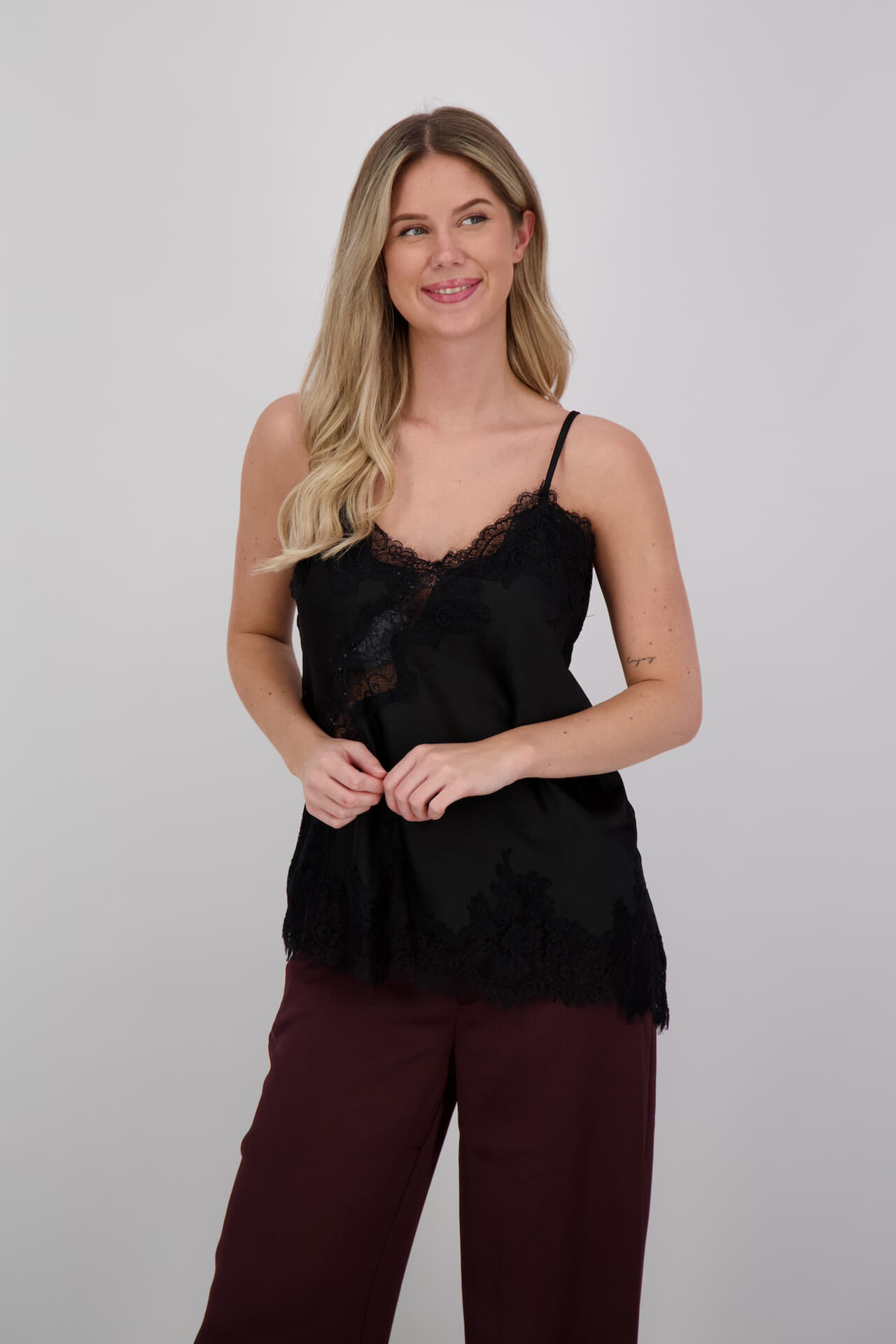 Neo Noir Top lace Voile Zwart