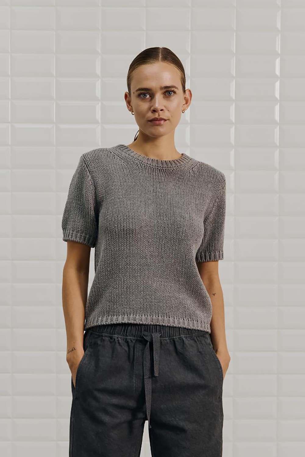 With Black T-shirt Elinore Grijs