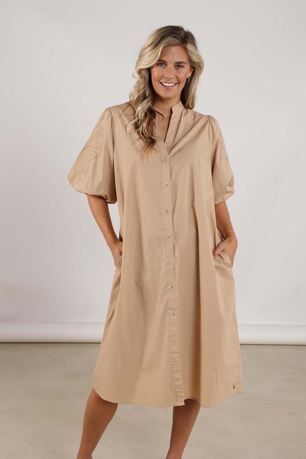 Nukus Jurk Mayke Camel