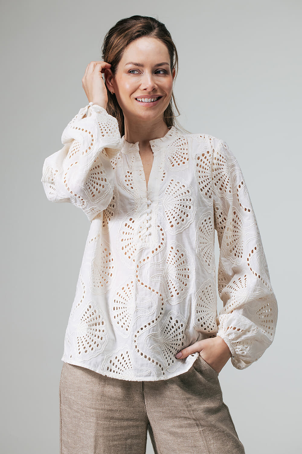 Label Dot Blouse Anneke met broderie anglaise Off White