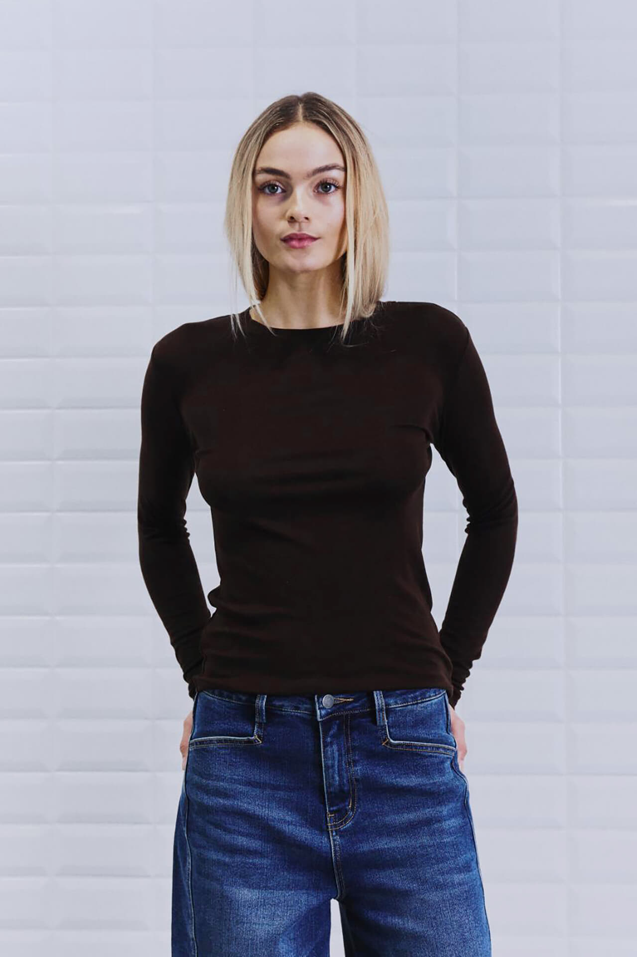 With Black Longsleeve Josefine Bruin