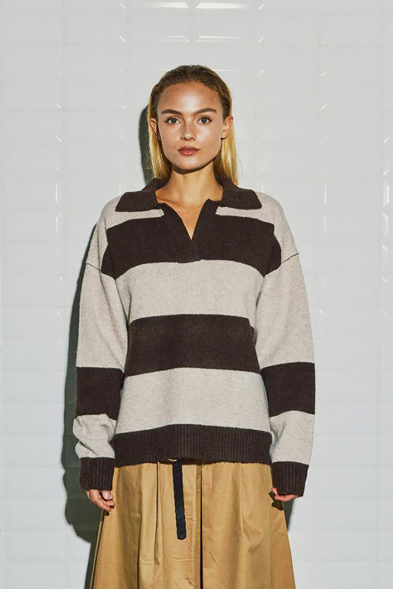 With Black Pullover Liza Henley Bruin