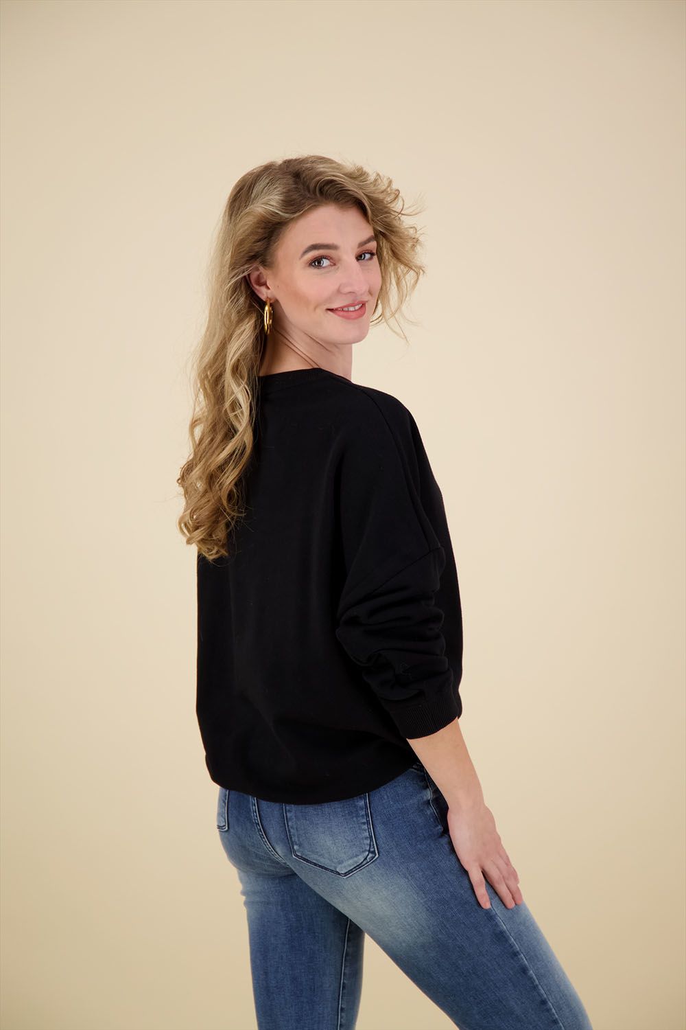 Miss Goodlife Sweater Namaste Zwart
