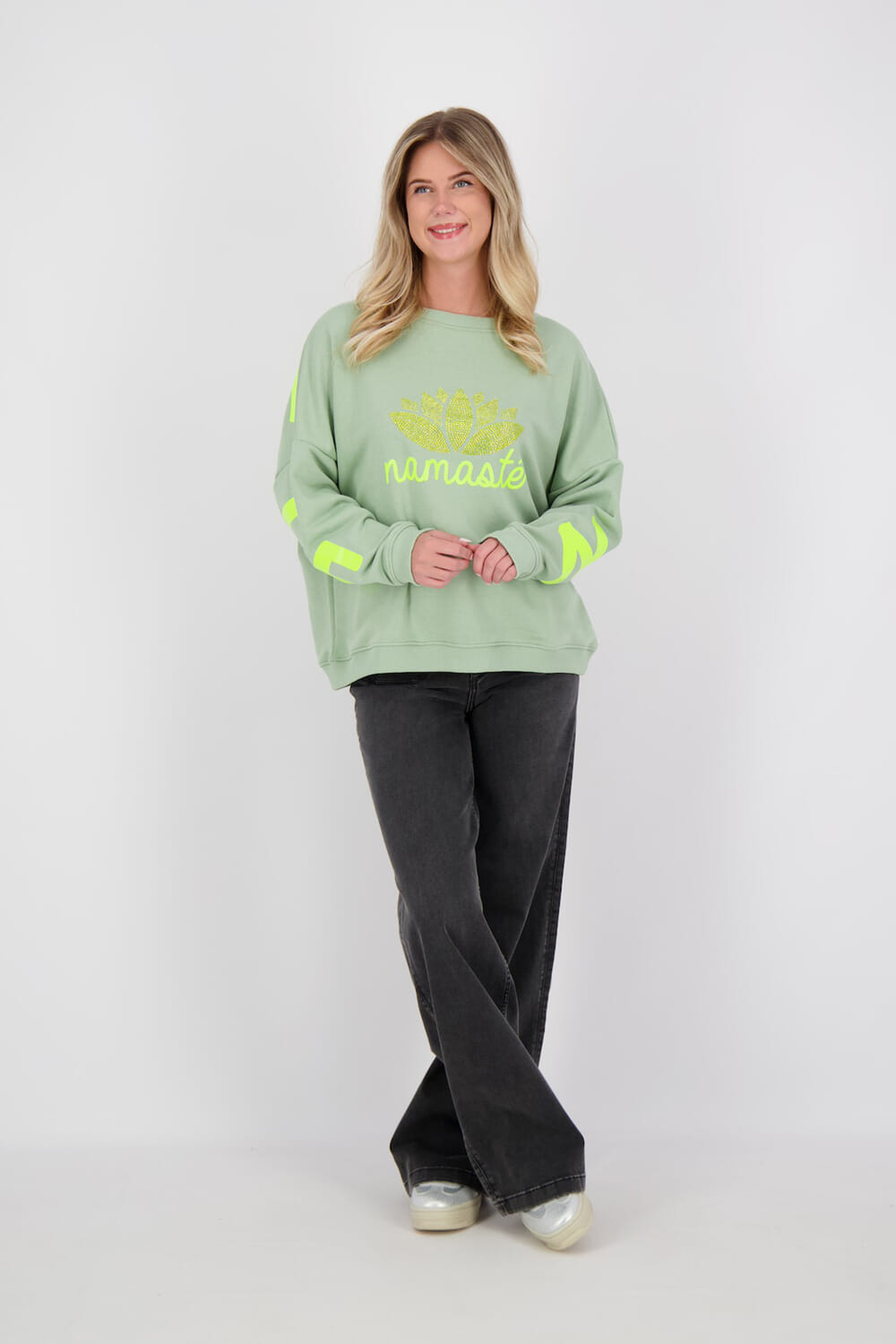 Miss Goodlife Sweater Namasté Groen  Miss Goodlife Sweater Namasté Groen