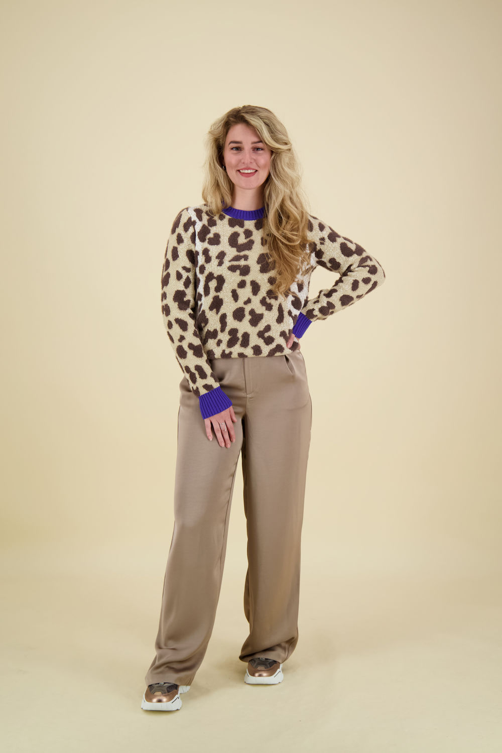 Anna Blue Trui Leo Bruin Anna Blue Trui Leo Bruin