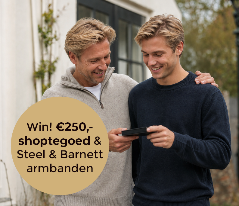 Twee mannen bekijken samen een giftcard. In een beige cirkel staat een winactie voor €250 shoptegoed en Steel & Barnett-armbanden.