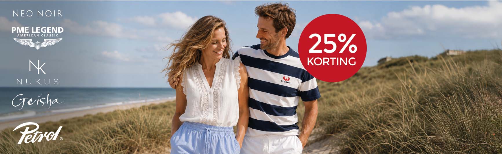 Man en vrouw lopen glimlachend door de duinen. Op de afbeelding staat een rode badge met de tekst: “25% korting”.