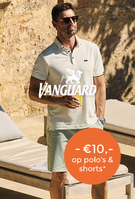 Man draagt een lichtgekleurde polo en bijpassende korte broek terwijl hij buiten in de zon loopt met een drankje in de hand. Onderaan rechts staat een oranje cirkel met de tekst: “- €10,- op polo’s & shorts”